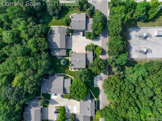 30 Pine Tree Ridge Drive 2, Waterford Charter Township, MI 48327