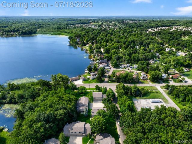 30 Pine Tree Ridge Drive 2, Waterford Charter Township, MI 48327