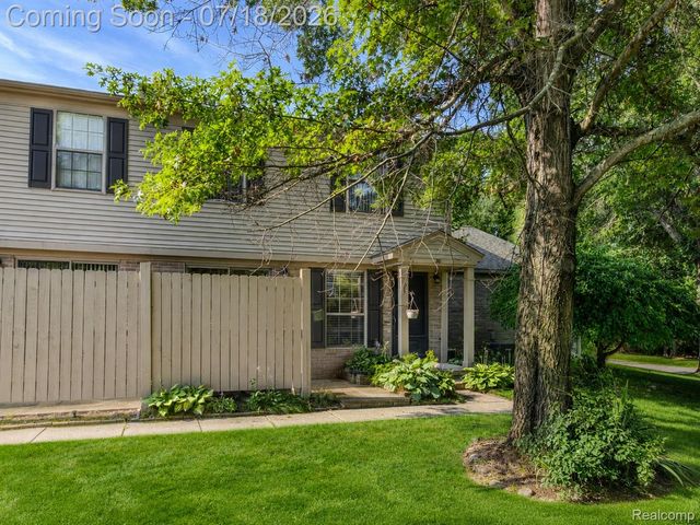 30 Pine Tree Ridge Drive 2, Waterford Charter Township, MI 48327