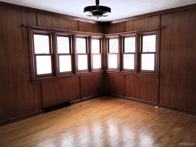 804 S 13th Street, Escanaba, MI 49829