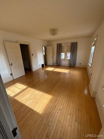 804 S 13th Street, Escanaba, MI 49829