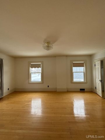 804 S 13th Street, Escanaba, MI 49829