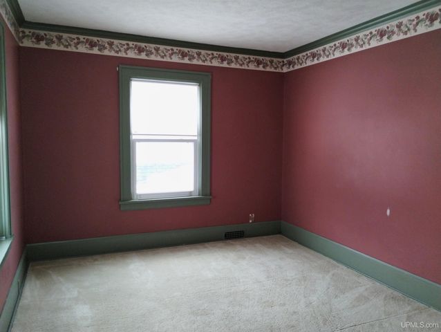 804 S 13th Street, Escanaba, MI 49829