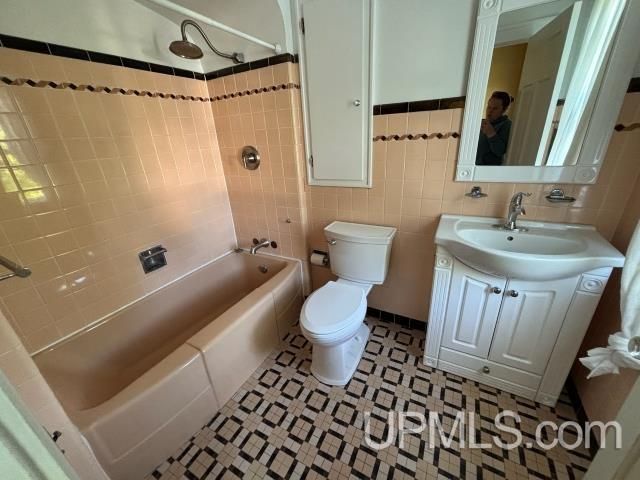 804 S 13th Street, Escanaba, MI 49829