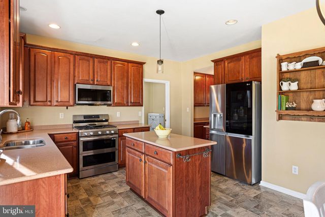 14 HONEYSUCKLE DR, Sewell, NJ 08080