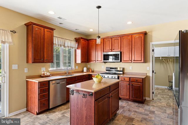 14 HONEYSUCKLE DR, Sewell, NJ 08080