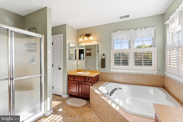 14 HONEYSUCKLE DR, Sewell, NJ 08080