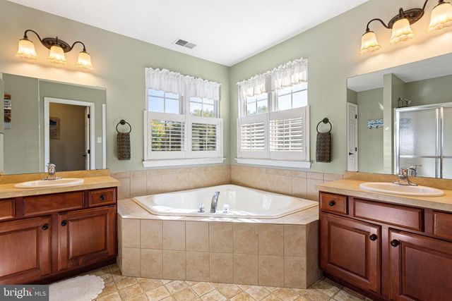 14 HONEYSUCKLE DR, Sewell, NJ 08080