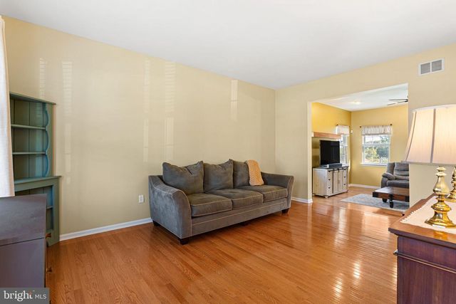 14 HONEYSUCKLE DR, Sewell, NJ 08080
