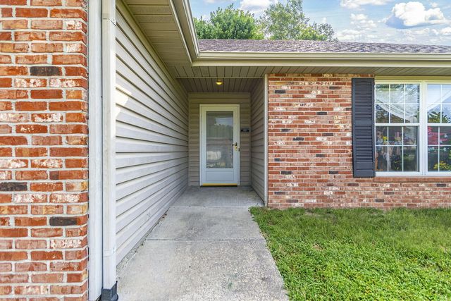 1616 SECRETARIAT DR, Columbia, MO 65202