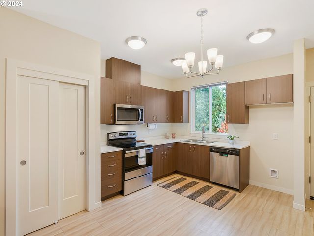 10827 E BURNSIDE St, Portland, OR 97216