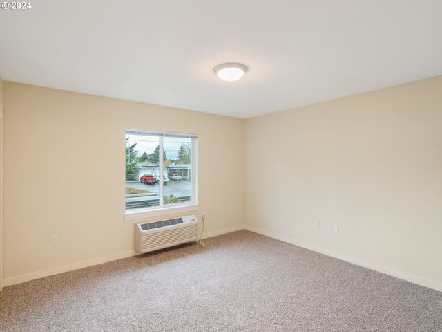 10827 E BURNSIDE St, Portland, OR 97216