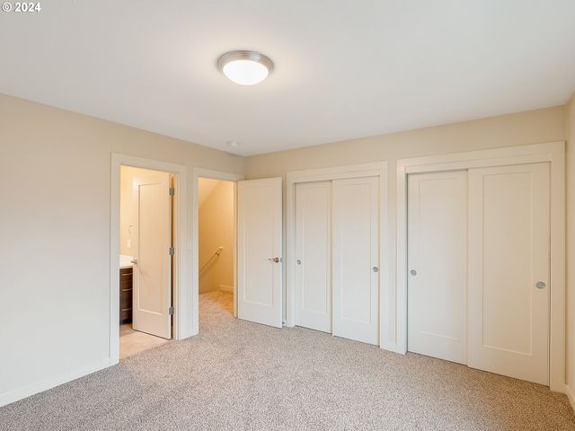 10827 E BURNSIDE St, Portland, OR 97216