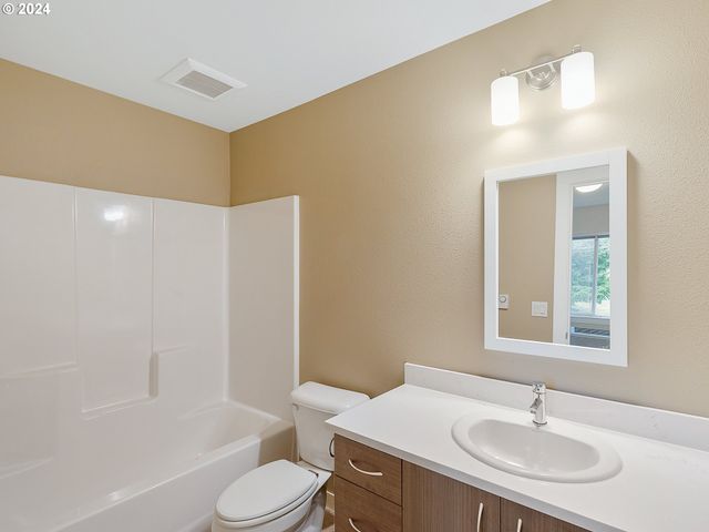 10827 E BURNSIDE St, Portland, OR 97216