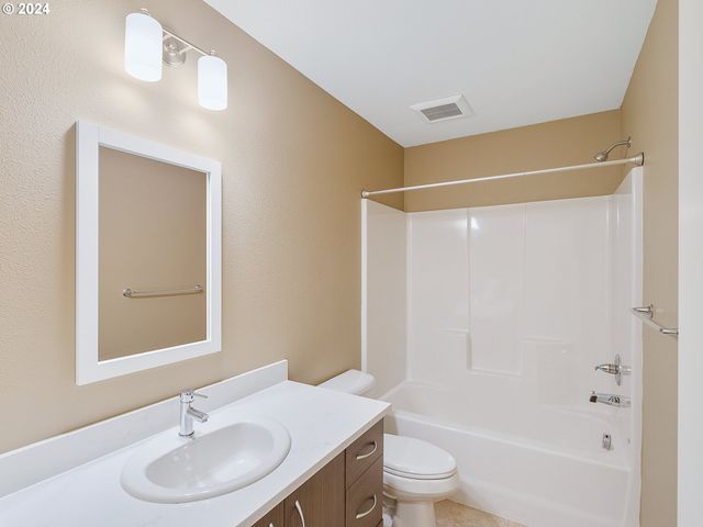 10827 E BURNSIDE St, Portland, OR 97216