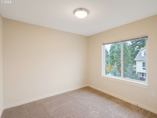 10827 E BURNSIDE St, Portland, OR 97216