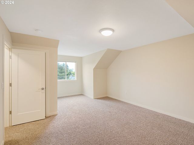 10827 E BURNSIDE St, Portland, OR 97216