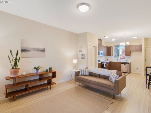10827 E BURNSIDE St, Portland, OR 97216