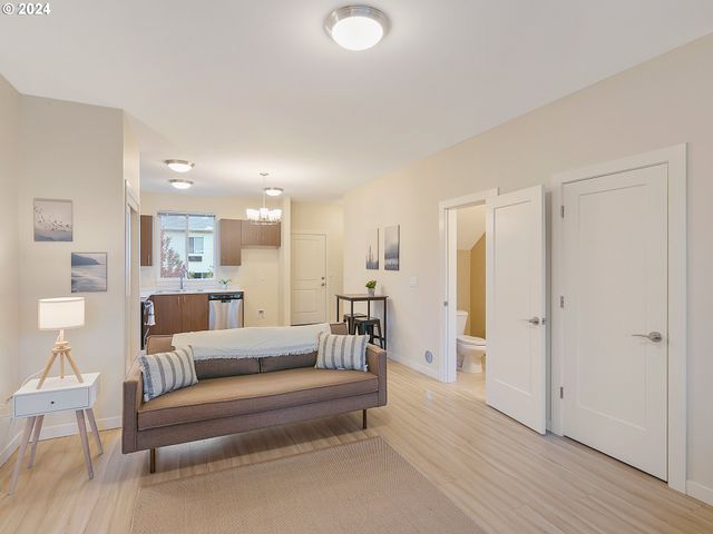 10827 E BURNSIDE St, Portland, OR 97216