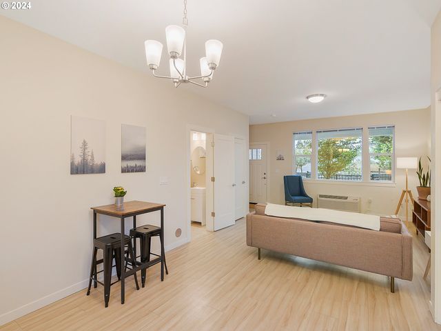 10827 E BURNSIDE St, Portland, OR 97216