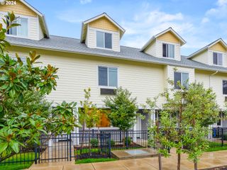 10827 E BURNSIDE St, Portland, OR 97216