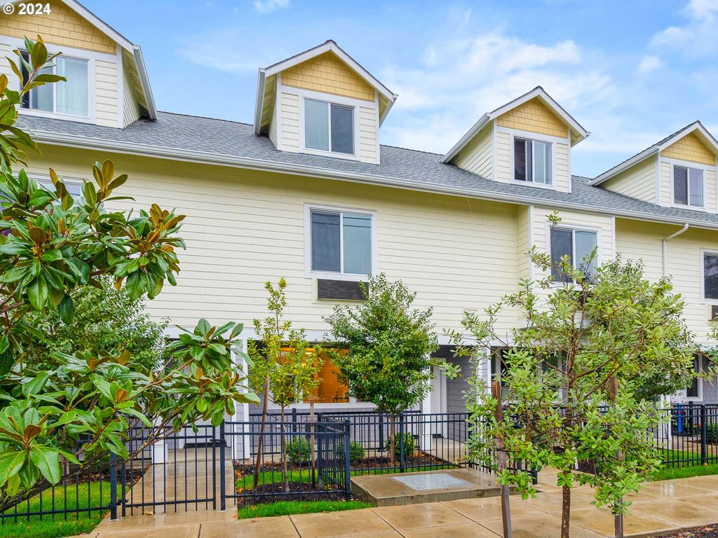 10827 E BURNSIDE St, Portland, OR 97216