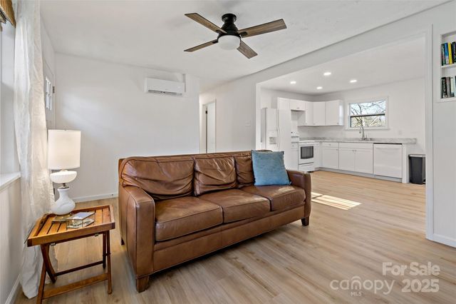 29 Alexander Street, Black Mountain, NC 28711