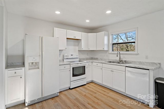 29 Alexander Street, Black Mountain, NC 28711