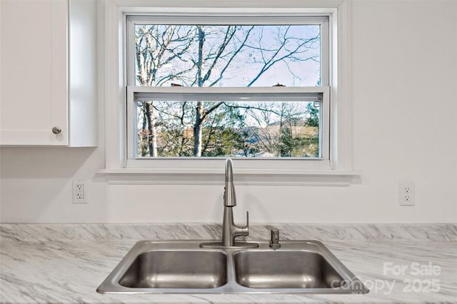 29 Alexander Street, Black Mountain, NC 28711