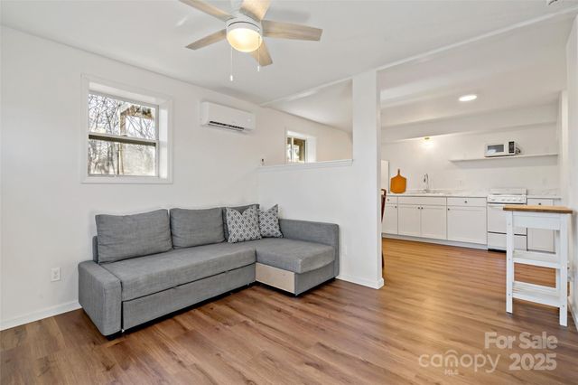 29 Alexander Street, Black Mountain, NC 28711