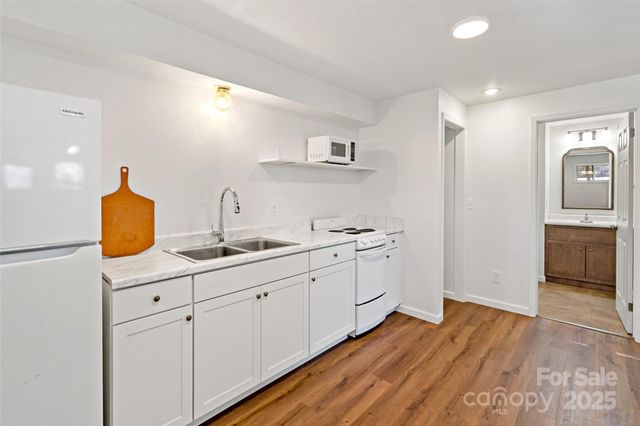 29 Alexander Street, Black Mountain, NC 28711