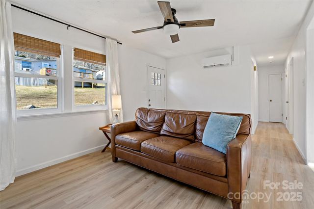 29 Alexander Street, Black Mountain, NC 28711