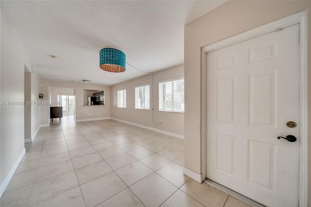 6235 SW 47th Mnr 104, Davie, FL 33314