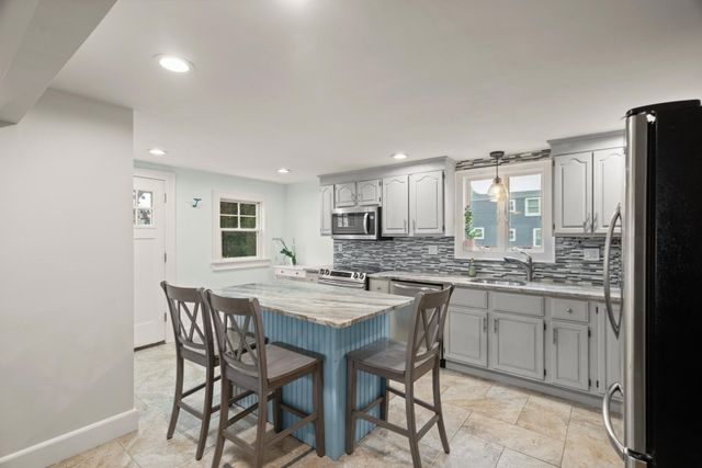 13 Rainbow Cir, Peabody, MA 01960
