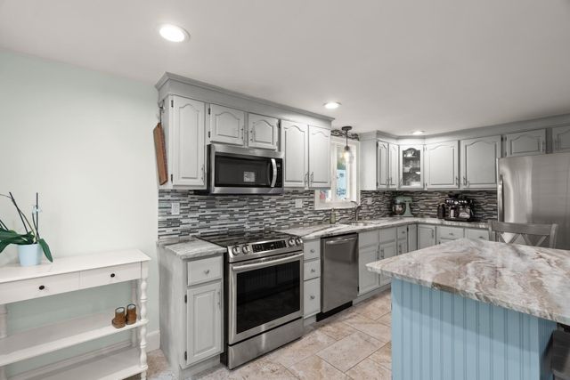 13 Rainbow Cir, Peabody, MA 01960