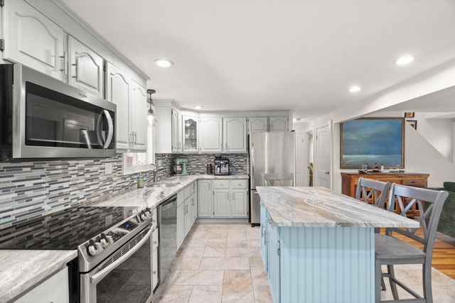 13 Rainbow Cir, Peabody, MA 01960