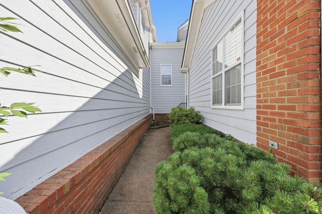 1102 Griffin Gate Drive, Lexington, KY 40511