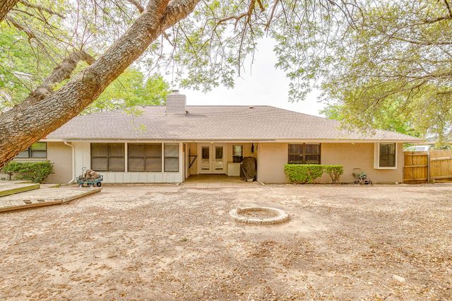 406 Country Club Drive, Joshua, TX 76058