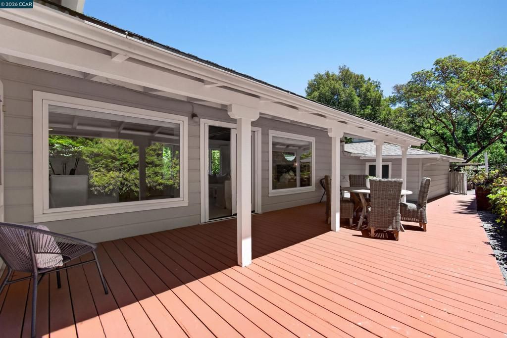 Image 10 of property listing at 1 Greenwood Ct, Orinda, CA 94563