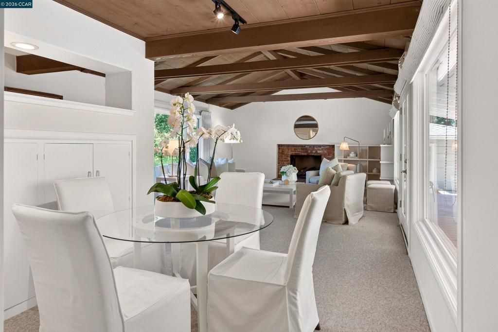 Image 11 of property listing at 1 Greenwood Ct, Orinda, CA 94563