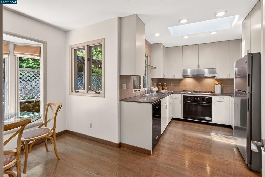 Image 12 of property listing at 1 Greenwood Ct, Orinda, CA 94563