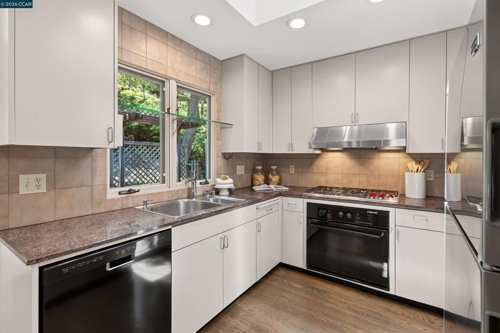 Image 13 of property listing at 1 Greenwood Ct, Orinda, CA 94563