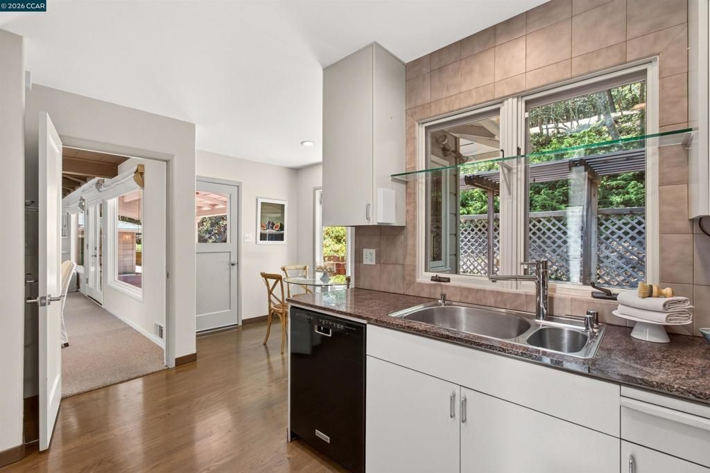 Image 14 of property listing at 1 Greenwood Ct, Orinda, CA 94563