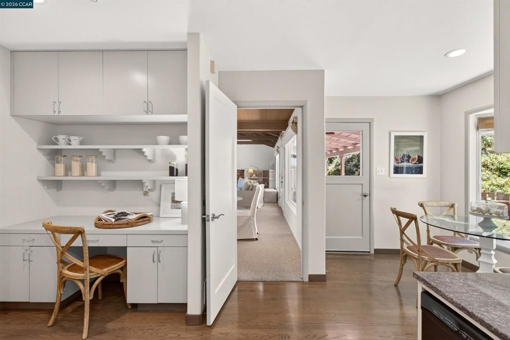 Image 15 of property listing at 1 Greenwood Ct, Orinda, CA 94563