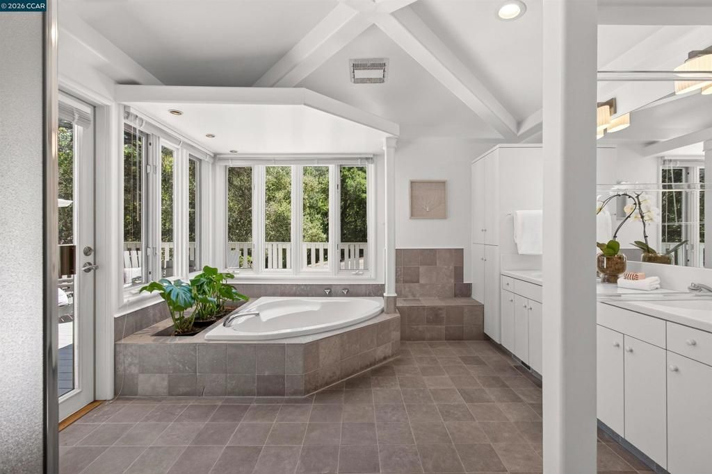 Image 19 of property listing at 1 Greenwood Ct, Orinda, CA 94563
