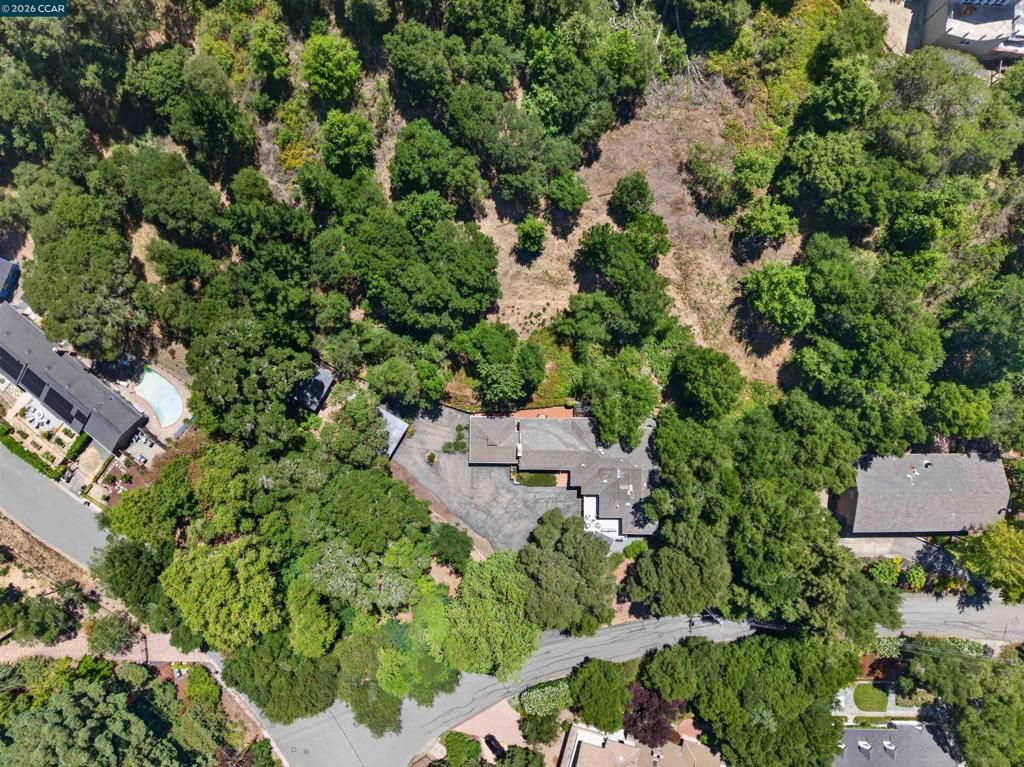 Image 2 of property listing at 1 Greenwood Ct, Orinda, CA 94563