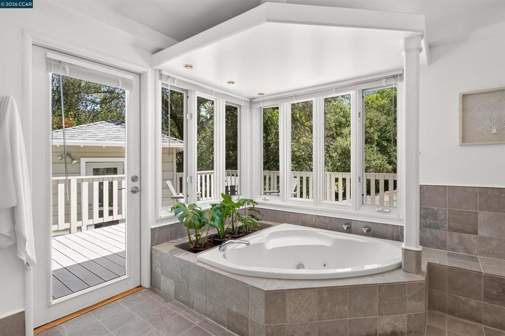 Image 20 of property listing at 1 Greenwood Ct, Orinda, CA 94563