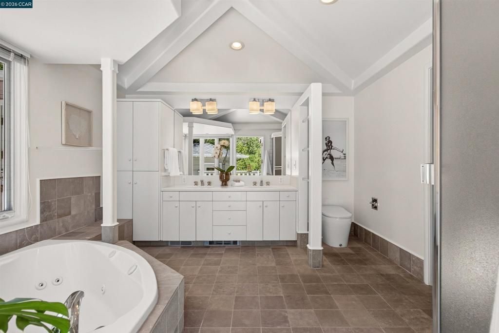 Image 21 of property listing at 1 Greenwood Ct, Orinda, CA 94563