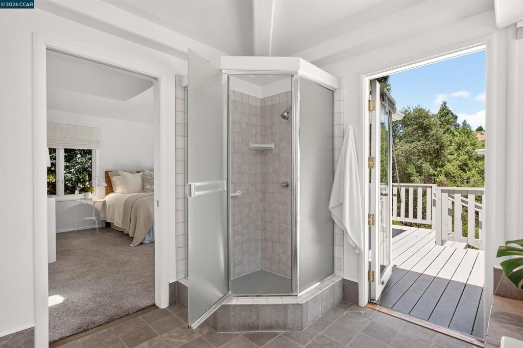 Image 22 of property listing at 1 Greenwood Ct, Orinda, CA 94563