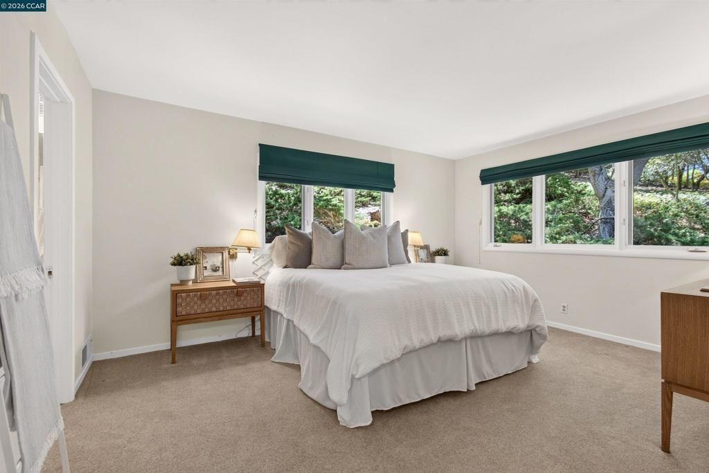 Image 23 of property listing at 1 Greenwood Ct, Orinda, CA 94563